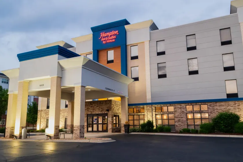 Hampton Inn & Suites Addison - Image 1