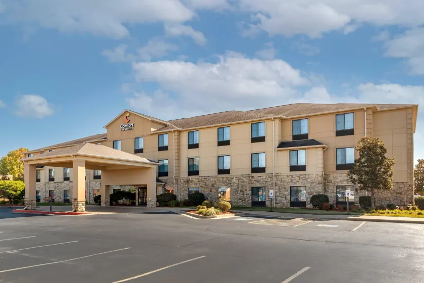 Comfort Inn & Suites Russellville I-40 - Image 1