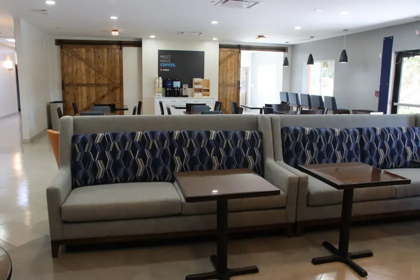 Holiday Inn Express & Suites Clermont SE - West Orlando by IHG - Sitzecke in der Lobby