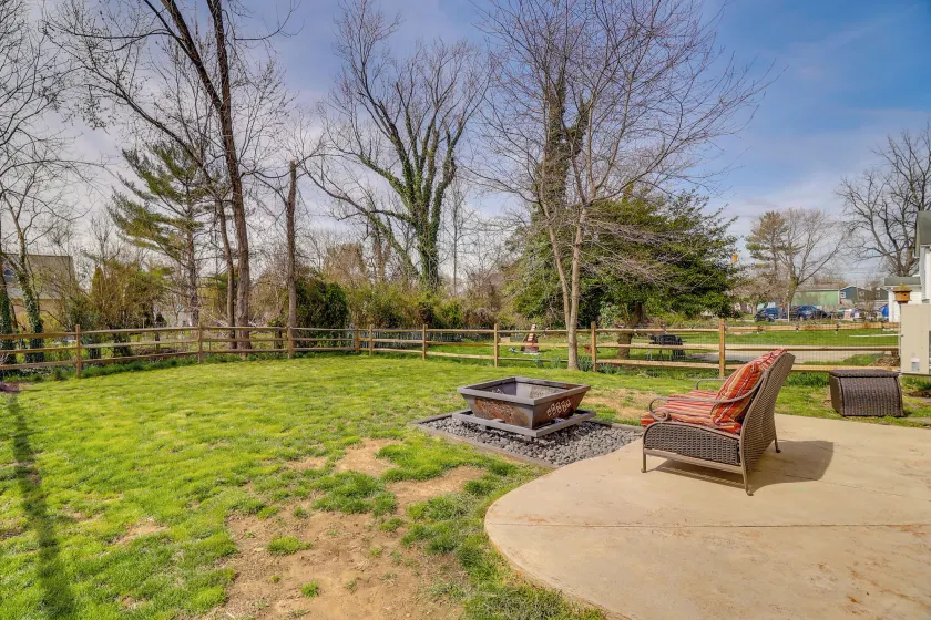 Spacious North East Home w/ Fenced Yard & Fire Pit - Intérieur