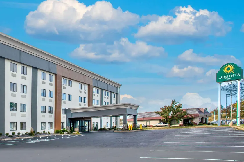 La Quinta Inn & Suites by Wyndham St Louis Hazelwood North - Image 1