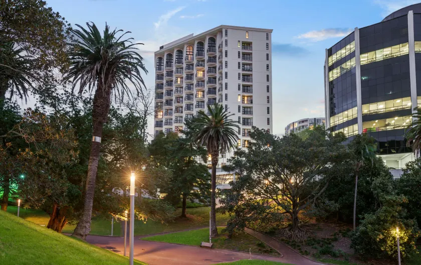 Parkside Hotel & Apartments - Image 1