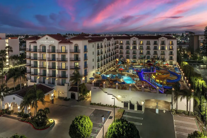 Courtyard by Marriott Anaheim Theme Park Entrance - Image 1