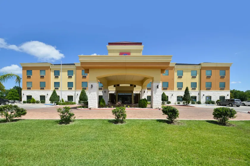 Comfort Suites Bay City East - Image 1