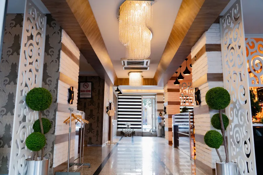 La Casa Hotel - Image 1