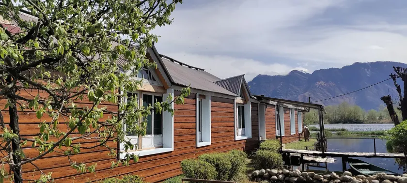Queens Lake House - Image 1