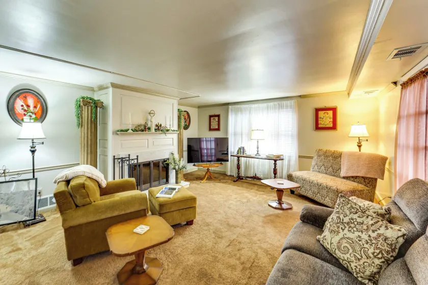 Walk to Shops & Eats: Apt in Downtown Elizabeth - Image 1