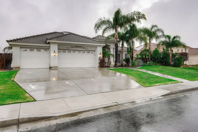 5 Mi to the Marketplace: Roomy Bakersfield Retreat - Image 1