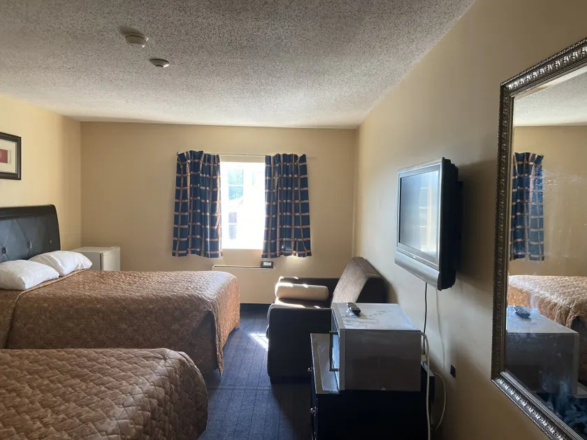 Caravan Inn Motel - Image 1