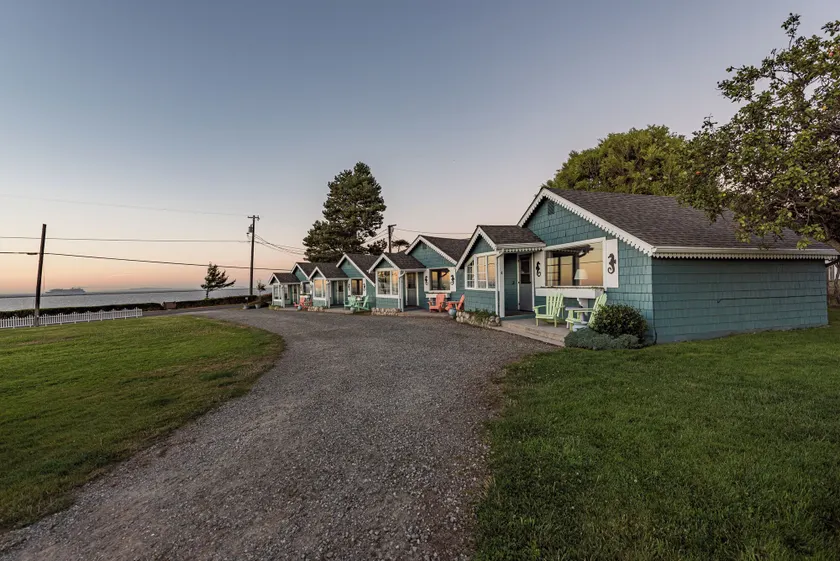 Juan de Fuca Waterfront Hotel & Cottages - Image 1