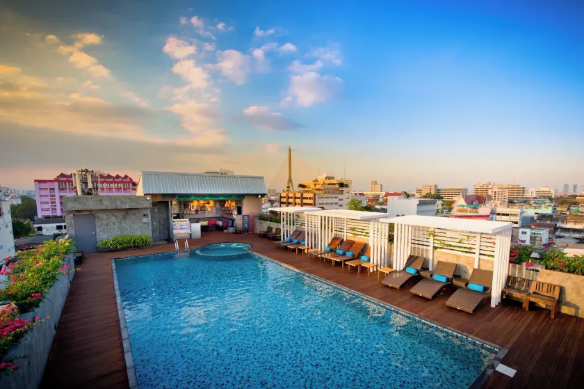 Nouvo City Hotel - Image 1