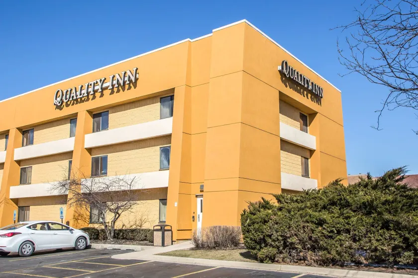 Quality Inn Elgin I-90 - Image 1