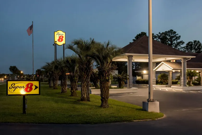Super 8 by Wyndham Hardeeville - Savannah North - Image 1