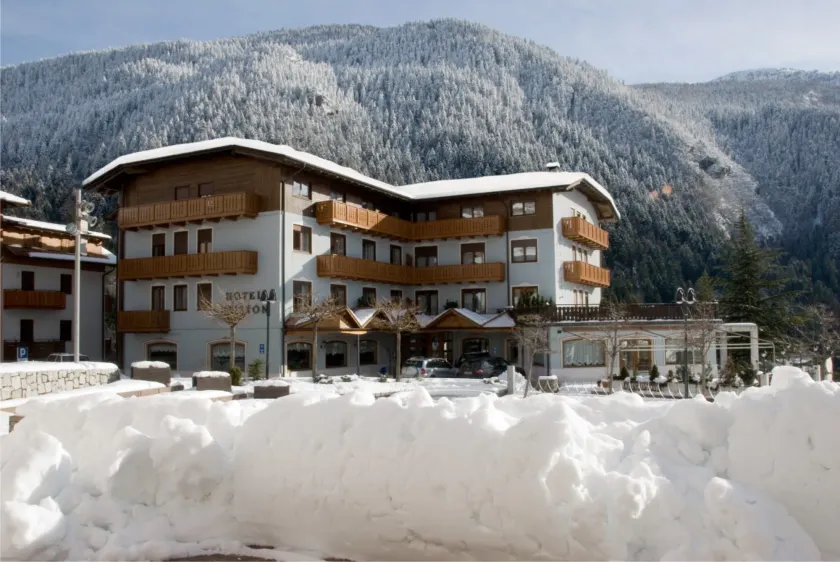 Ariston Lake View Hotel - Image 1
