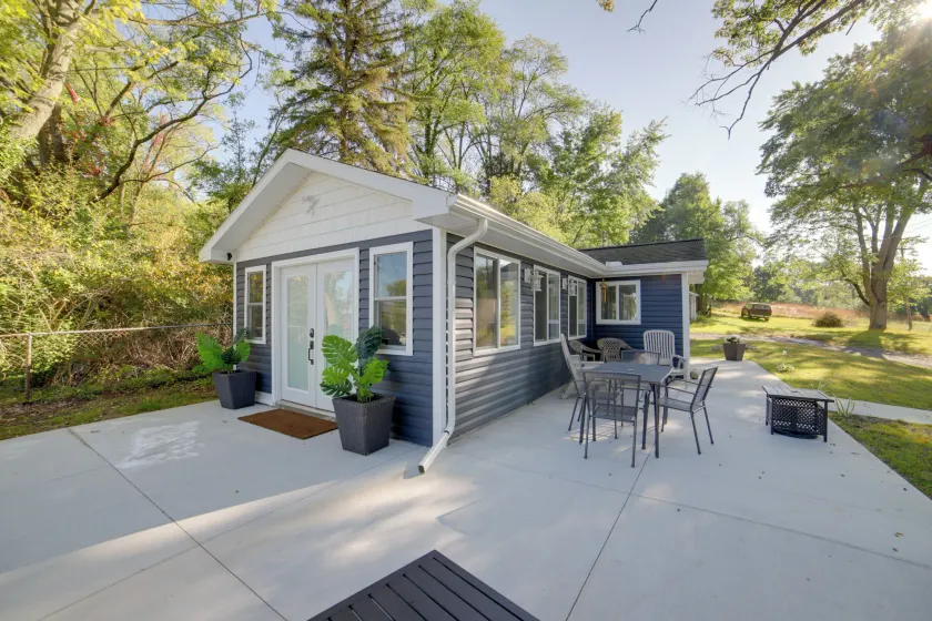 Stylish Grass Lake Retreat - Steps to Park! - Image 1