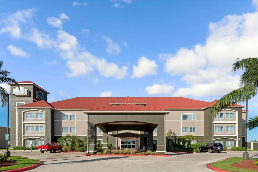 La Quinta Inn & Suites by Wyndham Mercedes Outlet Mall - Image 1
