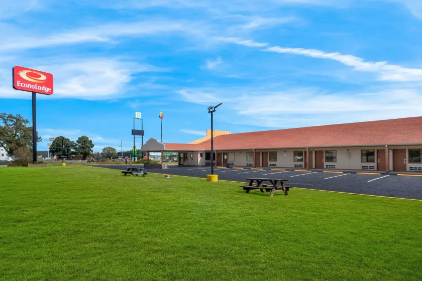 Econo Lodge Cornersville I-65 - Image 1