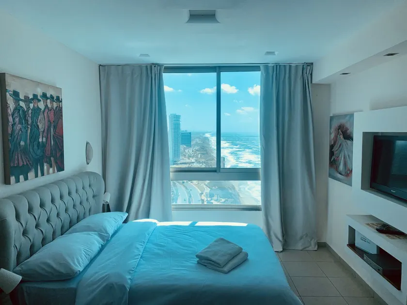 C Tower Apartments - Zimmer