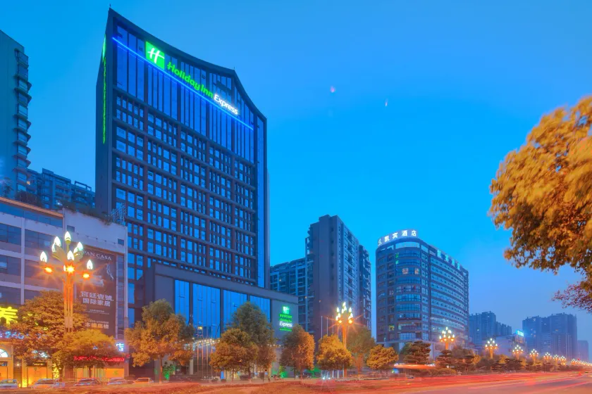Holiday Inn Express Leshan City Square by IHG - High Speed Rail and Leshan Giant Buddha - Image 1