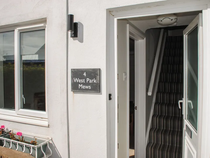4 West Park Mews - Image 1