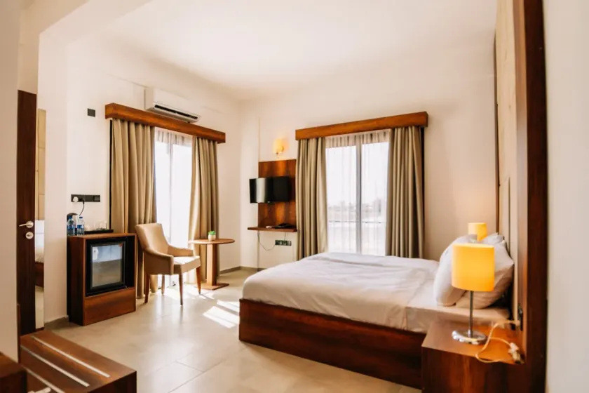 Cezar's Airport Hotel - Image 1