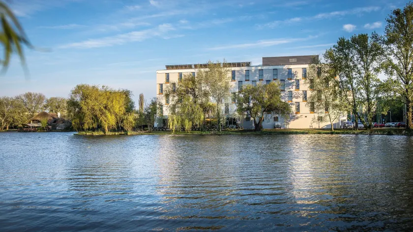 Best Western Plus Lakeside Hotel - Image 1