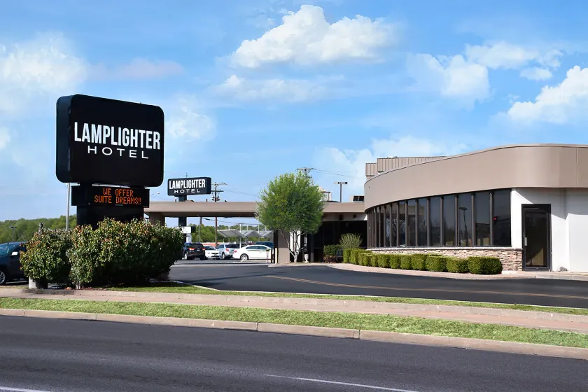 Lamplighter Inn-South - Image 1