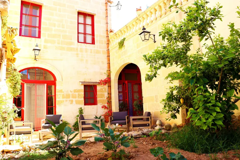Il-Bàrraġ Farmhouse B&B - Traditional - Image 1