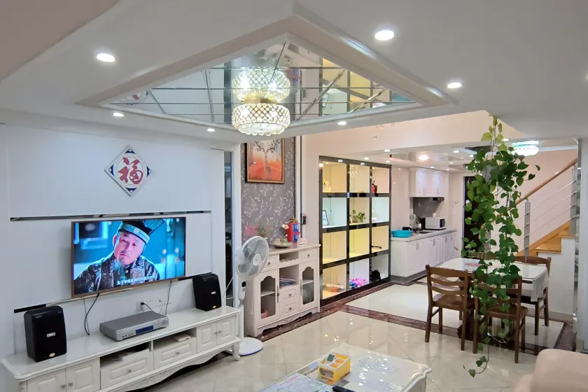 Railway Station Splendid Elegant Apartment - Image 1