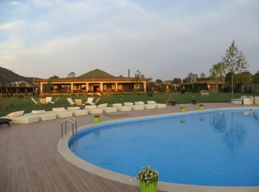Riva's Club - Image 1