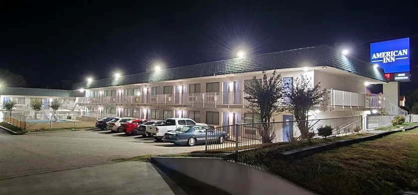 AMERICAN INN - Image 1