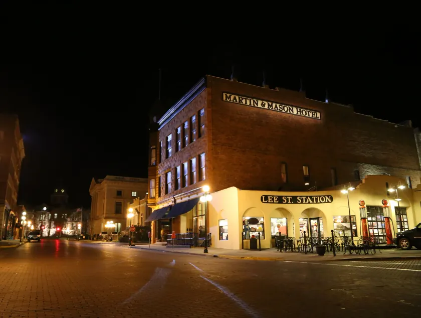 Martin & Mason Hotel - Image 1