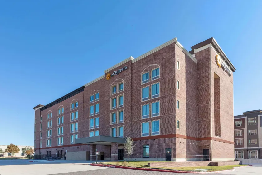 La Quinta Inn & Suites by Wyndham Dallas - Frisco Stadium - Image 1