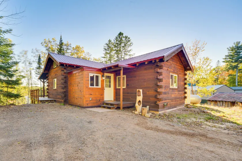 Autumn Hayward Cabin: Spring Lake & Fire Pit - Image 1