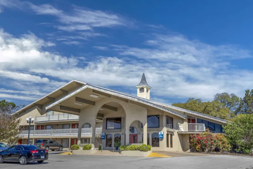 Best Western Sunday House Inn - Image 1