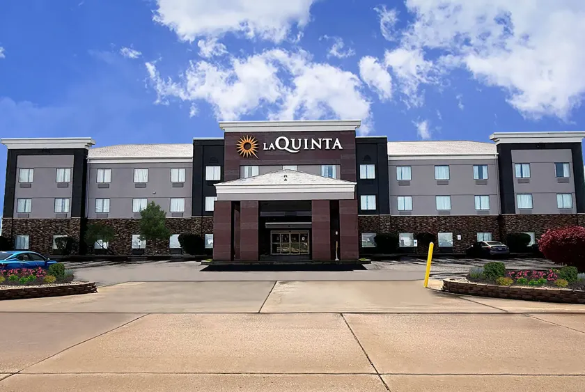 La Quinta Inn & Suits by Wyndham Pontoon Beach IL - Image 1
