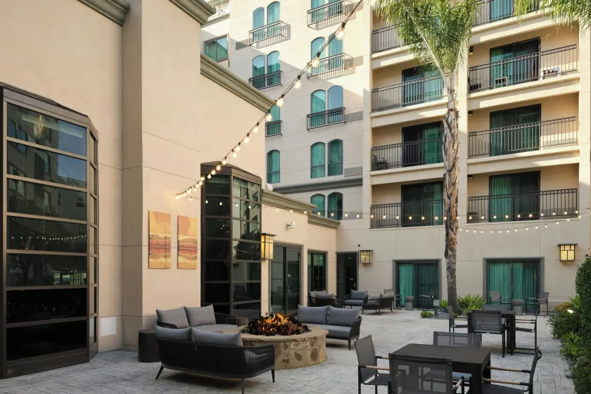 Courtyard by Marriott Los Angeles Pasadena Old Town - Image 1