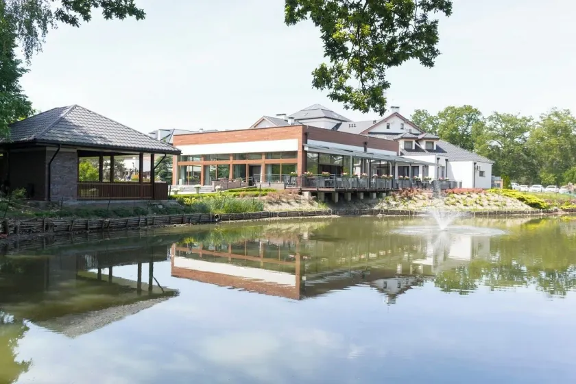 Kolumna Park Hotel - Image 1