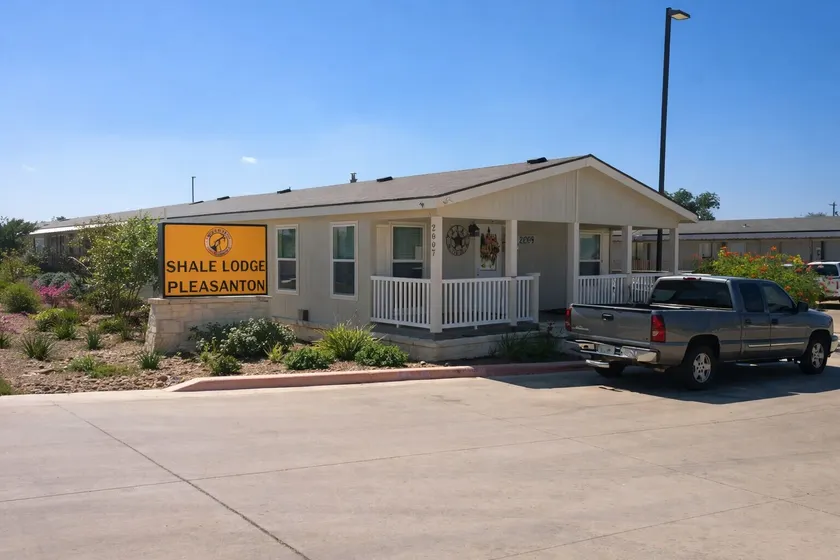Shale Lodge Pleasanton - Image 1