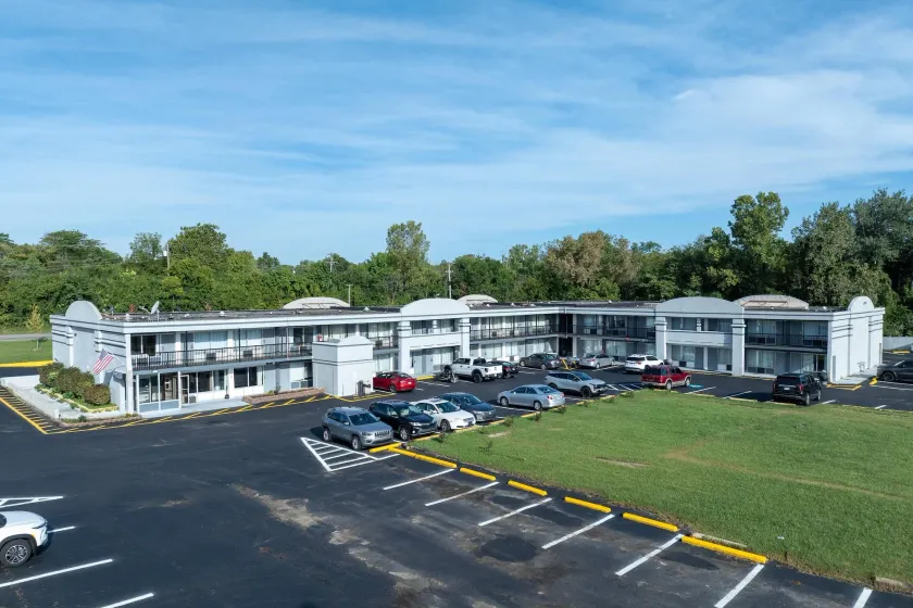 Days Inn & Suites by Wyndham Dayton North - Image 1