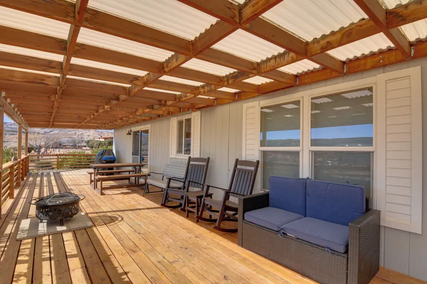 13 Mi to Lake Powell: Mtn-View Home w/ Deck & BBQ - Image 1