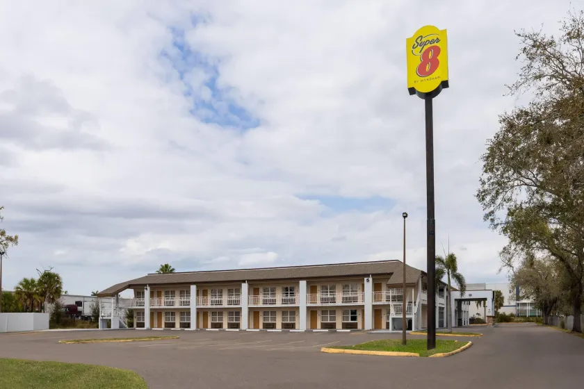 Super 8 by Wyndham Ellenton Bradenton Area - Image 1