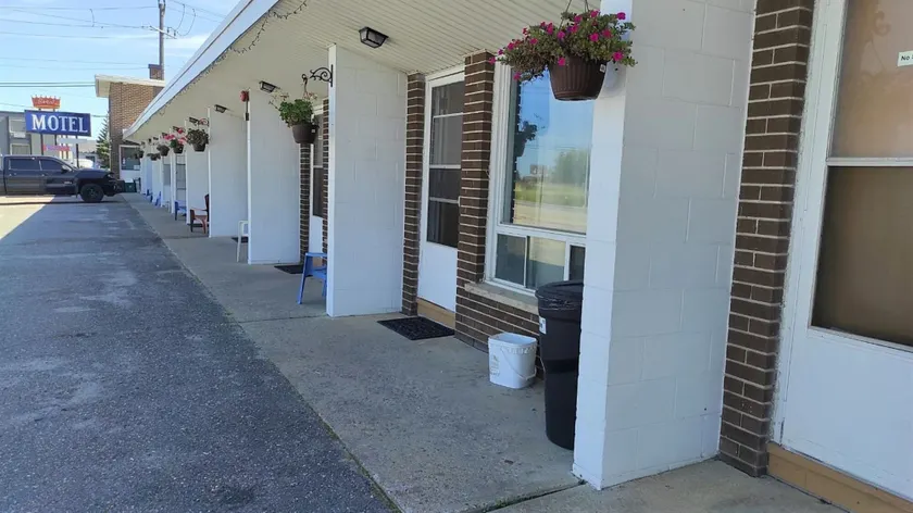 Regal Motel - Image 1