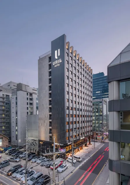 Hotel Uri& - Image 1