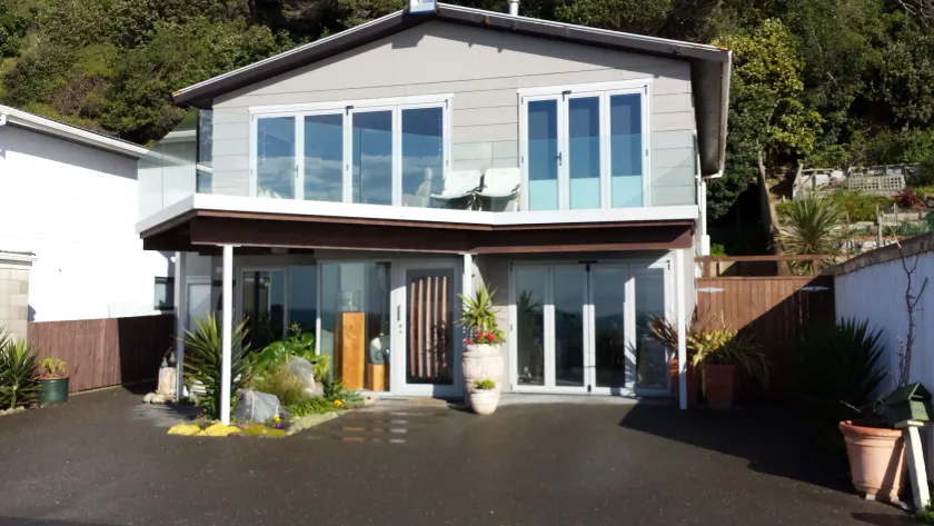 Kapiti Waves Beach Retreat - Image 1