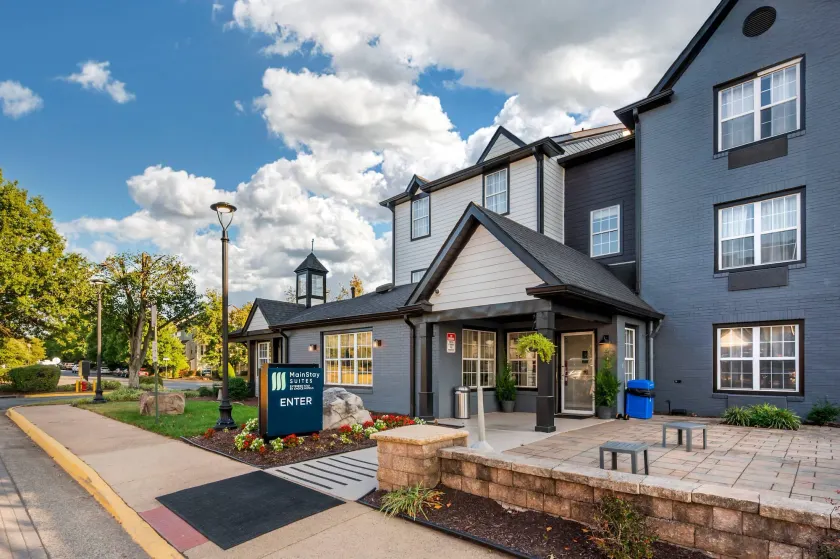 MainStay Suites Sterling near Dulles Town Center - Image 1