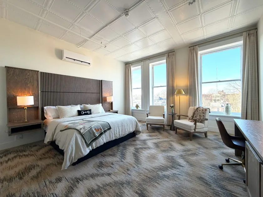 Hotel Thoroughbred - Image 1