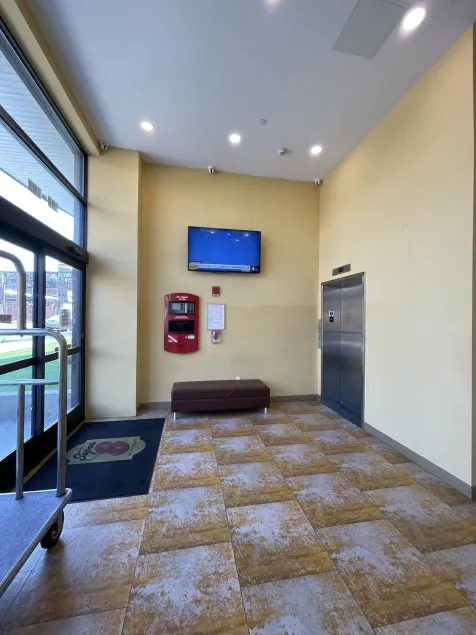 Super 8 by Wyndham Brooklyn Williamsburg - Lobby
