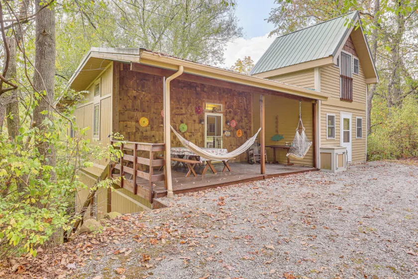 Cottage By the Pond: Serene Northeast Ohio Retreat - Image 1