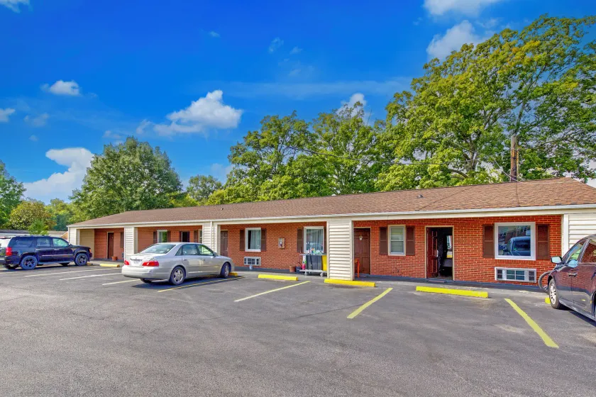 OYO Palm Leaf Motel - Image 1